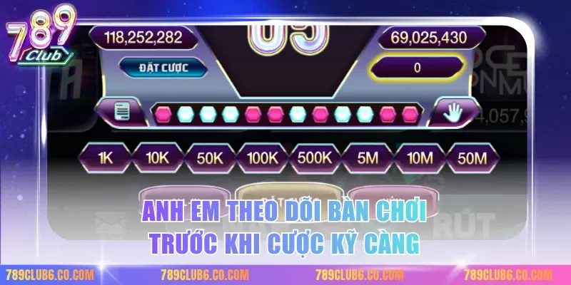Anh em theo dõi bàn chơi trước khi cược kỹ càng